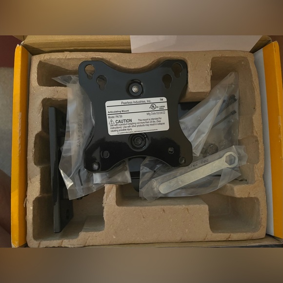 Peerless-AV Full-Motion TV Wall Mount - Picture 2 of 4